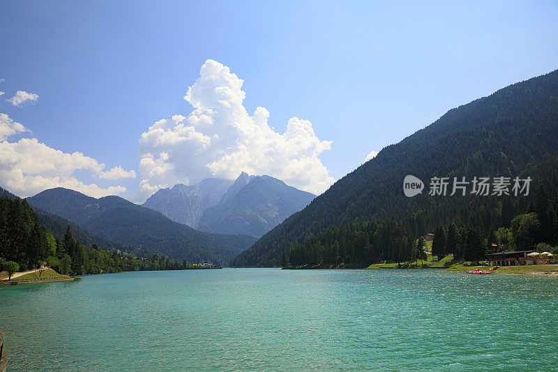 夏天的风景。美丽的Auronzo湖- Lago di Auronzo (Auronzo di Cadore)山在Dolomites，意大利北部。山上的夏天